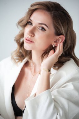 genç güzel kadın kılığında