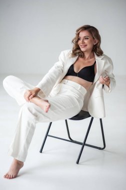 Beyaz bluz ve siyah bluz giyen genç bir kadının portresi