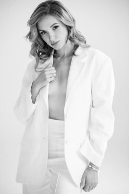 Beyaz ceketli güzel bir kadının portresi