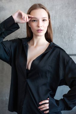 Genç ve güzel bir kadının portresi