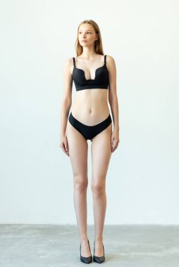 Sütyen ve iç çamaşırlı kadın