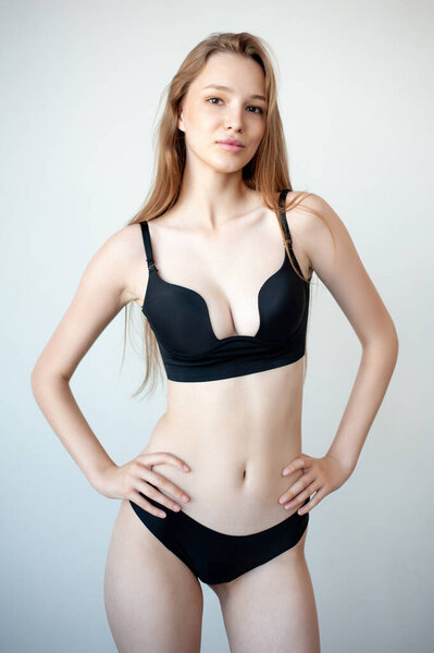 портрет красивой женщины с идеальным телом в черном нижнем белье