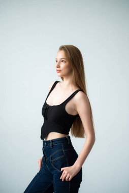 Uzun kahverengi saçlı güzel bir genç kadın.