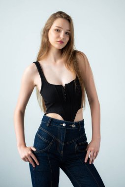 Kotlu ve beyaz tişörtlü güzel bir kadın.