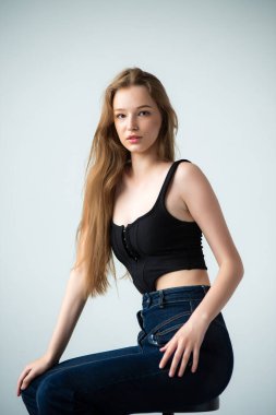 Mavi saçlı güzel bir genç kadının portresi. Siyah arkaplanda izole edilmiş.