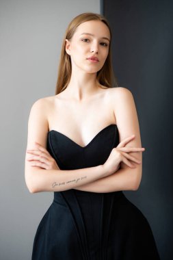 Beyaz bluzlu güzel bir kadın.