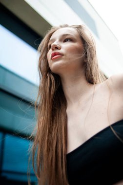 Siyah derili güzel bir kız.