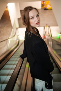 Metrodaki genç kadın.