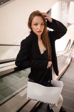 Çantalı güzel kız.