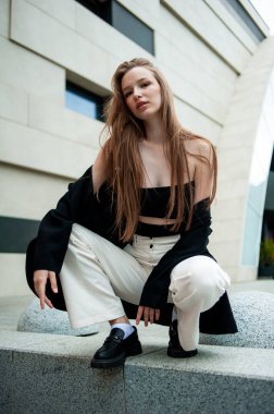 Beyaz önlüklü güzel kız.