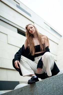 Siyah ceketli, beyaz tişörtlü güzel bir kız.