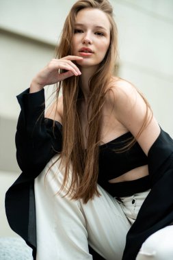 Sokaktaki güzel sarışın bir kızın portresi..