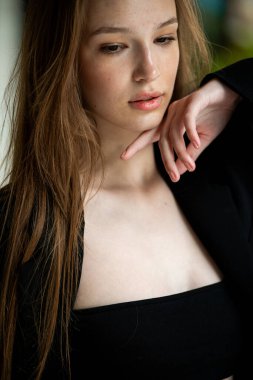 Siyah saçlı güzel sarışın kadının portresi.