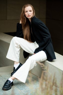 Siyah ceketli güzel bir kız.