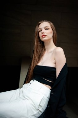 Siyah gömlekli genç bir kadının portresi