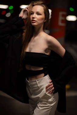 Geceleri şehirde poz veren güzel kız.