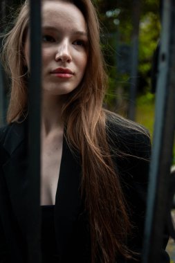 Sokaktaki güzel bir kadının portresi.