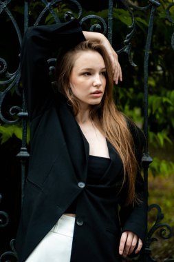 kız siyah bir ceket