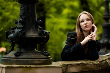 Sonbahar parkında poz veren genç kız.