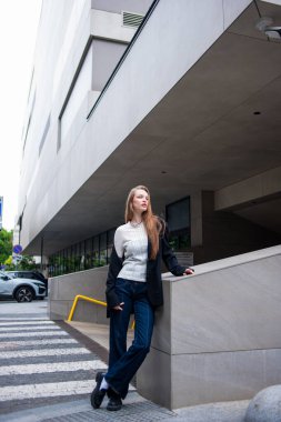 Güzel sarışın kız şehirde poz veriyor..