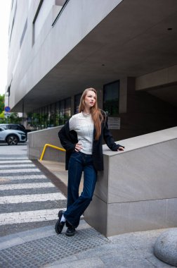 siyah ceketli güzel kız