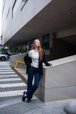 Beyaz gömlekli ve kotlu güzel esmer kadın portresi