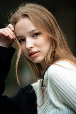 Beyaz bir bluz genç güzel esmer kız