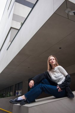 Şehirde güzel bir kadının portresi.