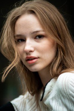 genç güzel kız bir şehirde poz