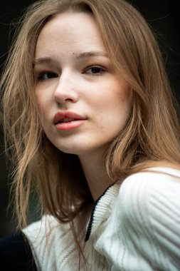 Şehirde poz veren güzel bir kız.