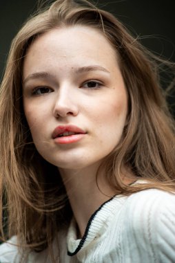 Parktaki Genç Kadın