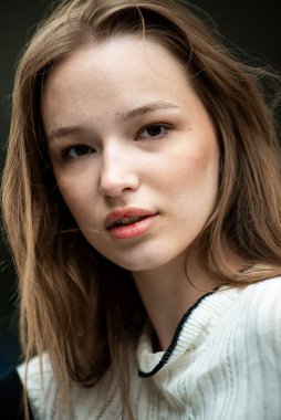 Milan, İtalya - Haziran 21: 2 Haziran 'daki Milan moda haftasında Milan defilesinden hemen önce bir model sahne arkasında poz veriyor.