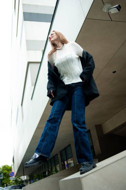 Gayri resmi giyinmiş güzel bir genç kadının portresi.