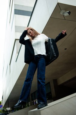 Şehirdeki genç kadın.