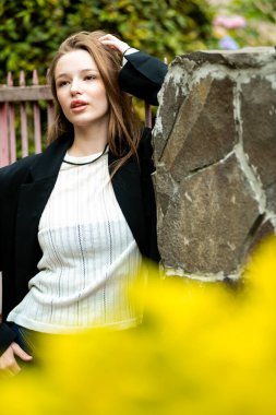 Parktaki güzel bir kızın portresi.