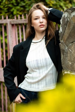 Baharda parkta bir kız