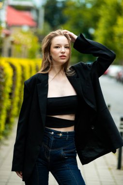 Siyah saçlı ve makyajlı güzel bir kızın portresi.