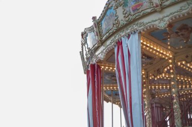 Atlıkarınca ve kırmızı atlıkarınca parkta..