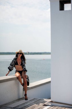 İskelede şapkalı bir kadın.