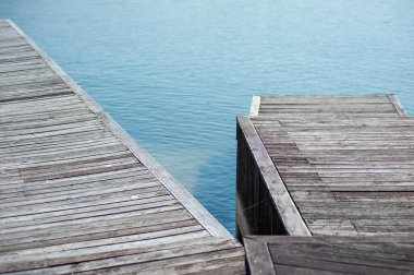 Göl kıyısındaki ahşap iskele