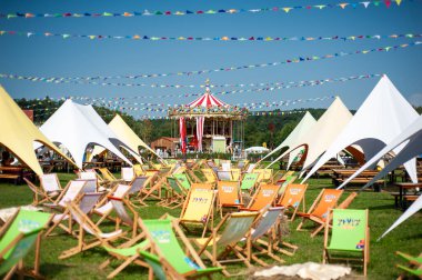 Çimlerde renkli düğün sandalyeleri