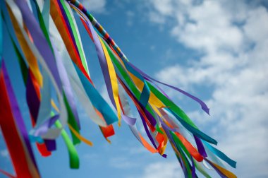 Bayram kutlamaları için renkli kurdeleler ve fiyonklar