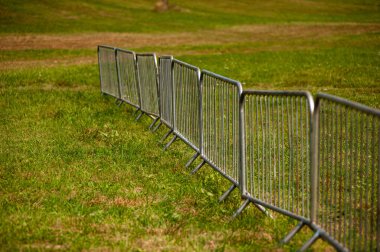 Parktaki çimlerin arasında bir çit.