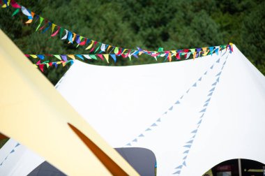 Çadırda beyaz ve yeşil bayraklar