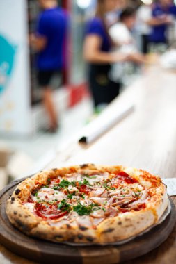 Peynirli ve domatesli pizza.