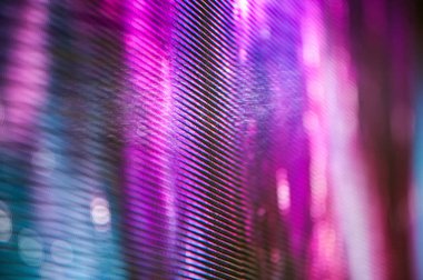 Geniş projeksiyon ekranları. Renkli soyut arka plan. Sahnede ışık gösterisi.