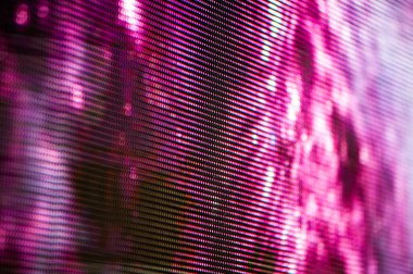 Geniş projeksiyon ekranları. Renkli soyut arka plan. Sahnede ışık gösterisi.