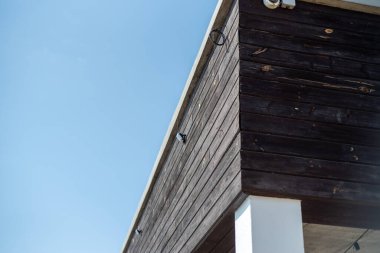 Modern mimari deniz kenarındaki ahşap ev