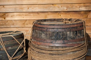 Kırsal bir ahırda eski ahşap variller.