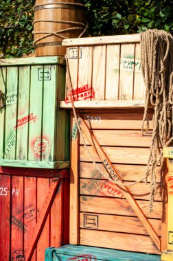 Kırmızı ve sarı renkli eski ahşap kutular..